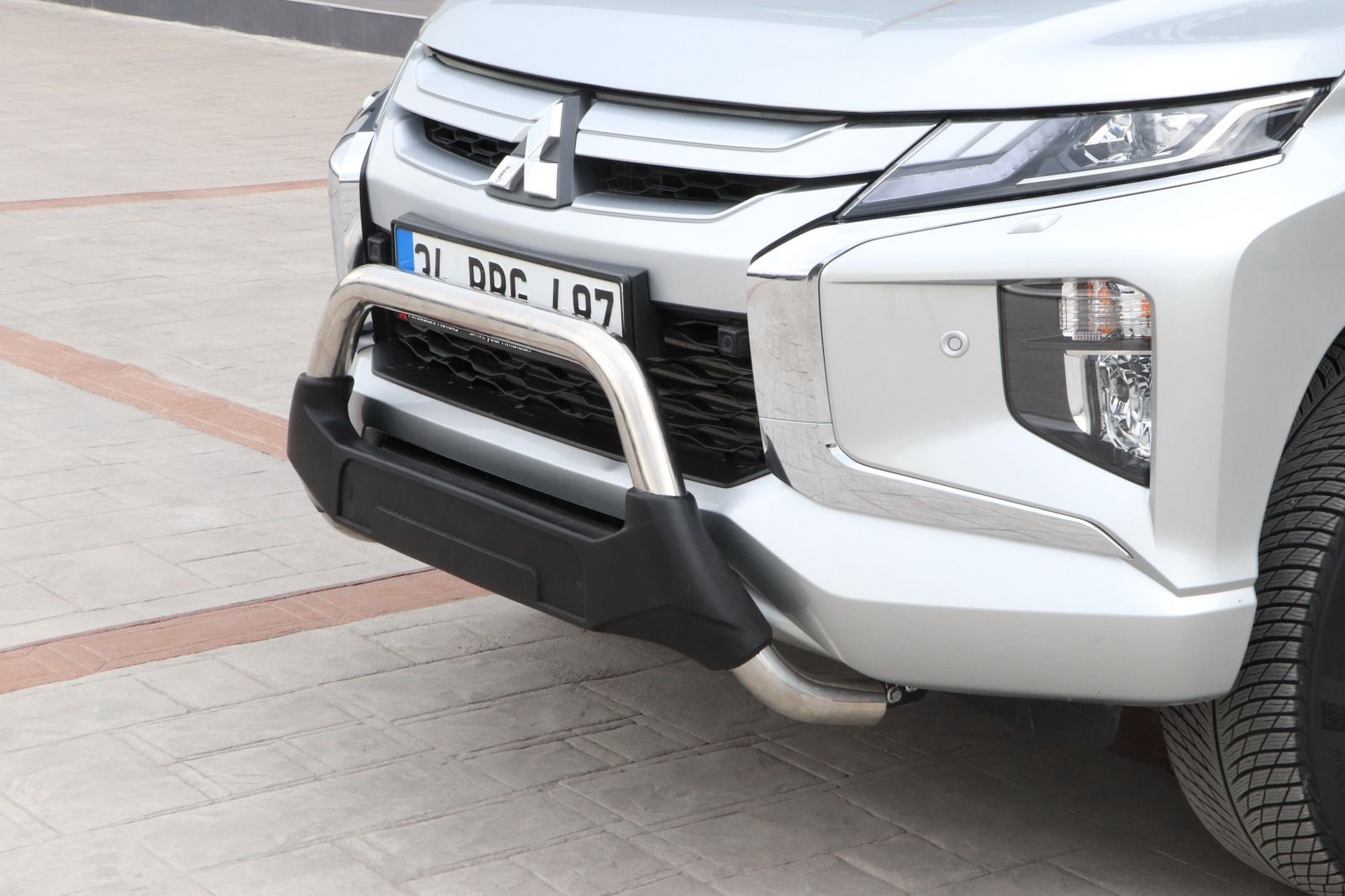 Mitsubishi L200 Krom Ön Koruma