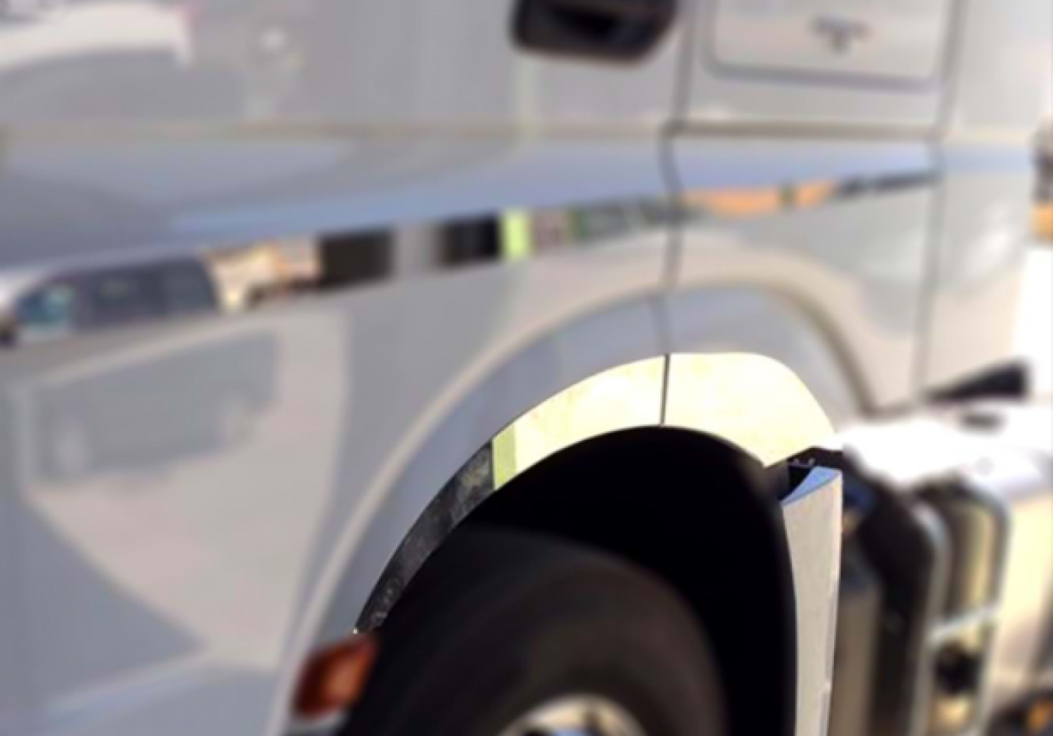 Mercedes Benz ÇAMURLUK ETRAFI KROMU