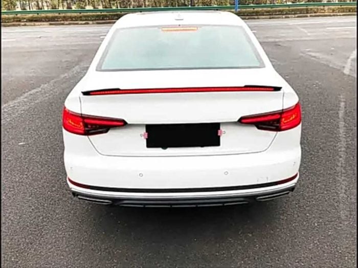 A4 2016-2019  IÇIN UYUMLU LED SPOILER PIANO BLACK (PARLAK SIYAH)