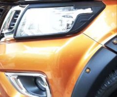 NAVARA 2015-2020 IÇIN UYUMLU FAR ÇERÇEVESI KAPLAMA SIYAH