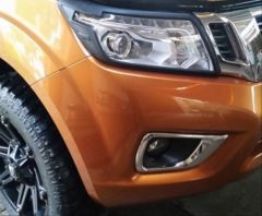 NAVARA 2015-2020 IÇIN UYUMLU FAR ÇERÇEVESI KAPLAMA SIYAH